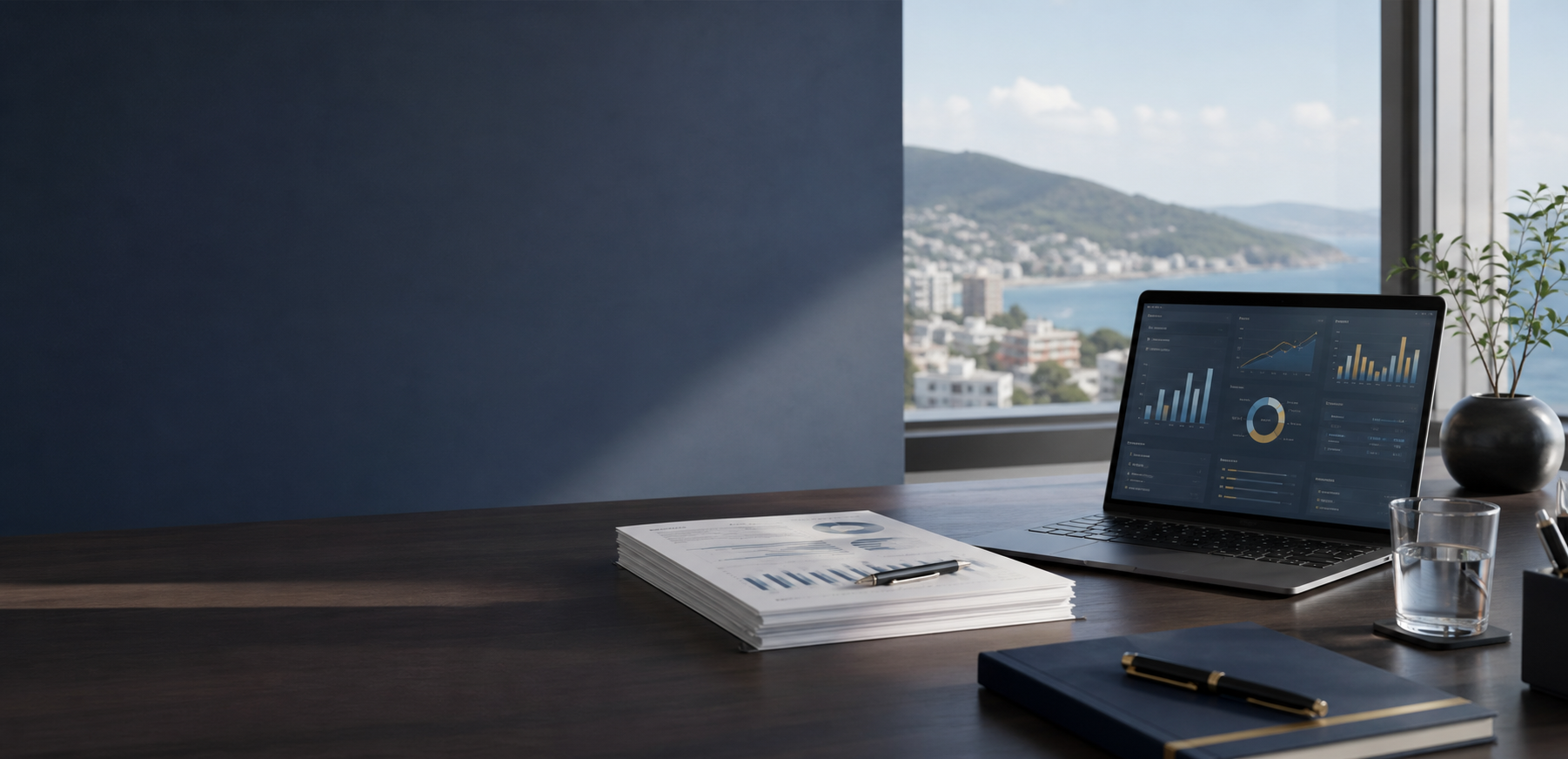 Mesa de trabalho organizada com documentos contábeis e tecnologia